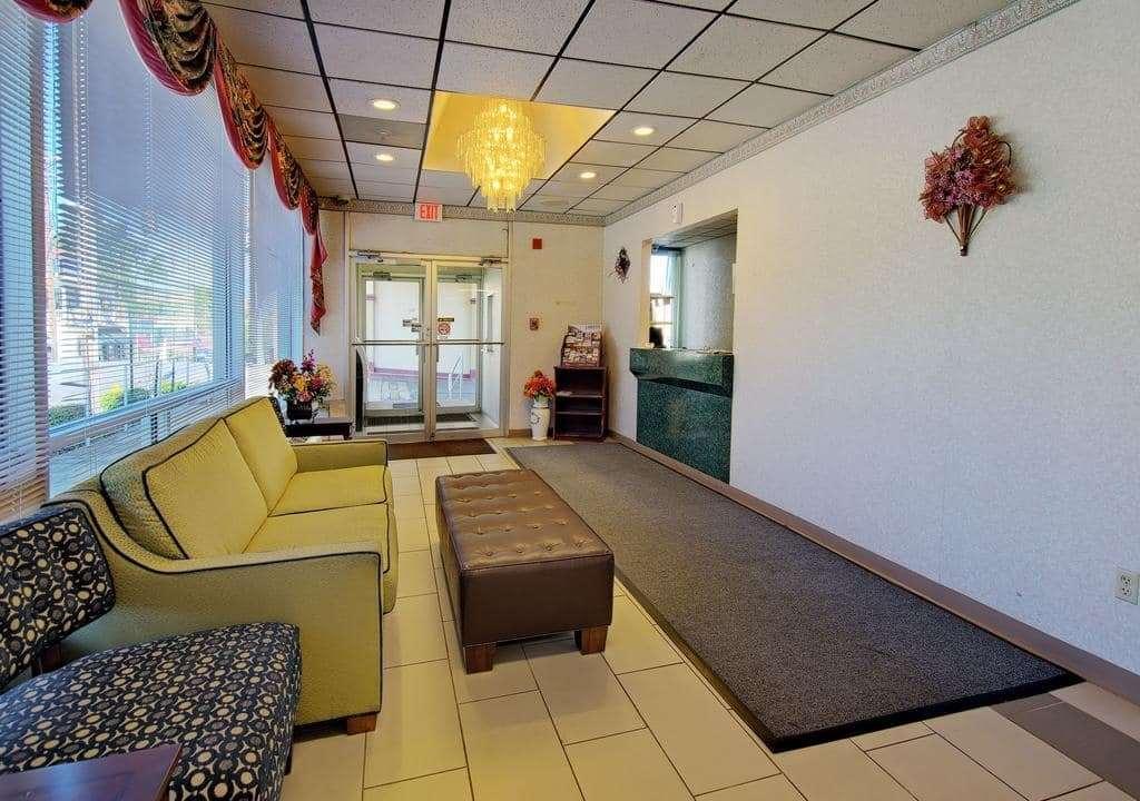 Travelodge By Wyndham Lynchburg Eksteriør billede