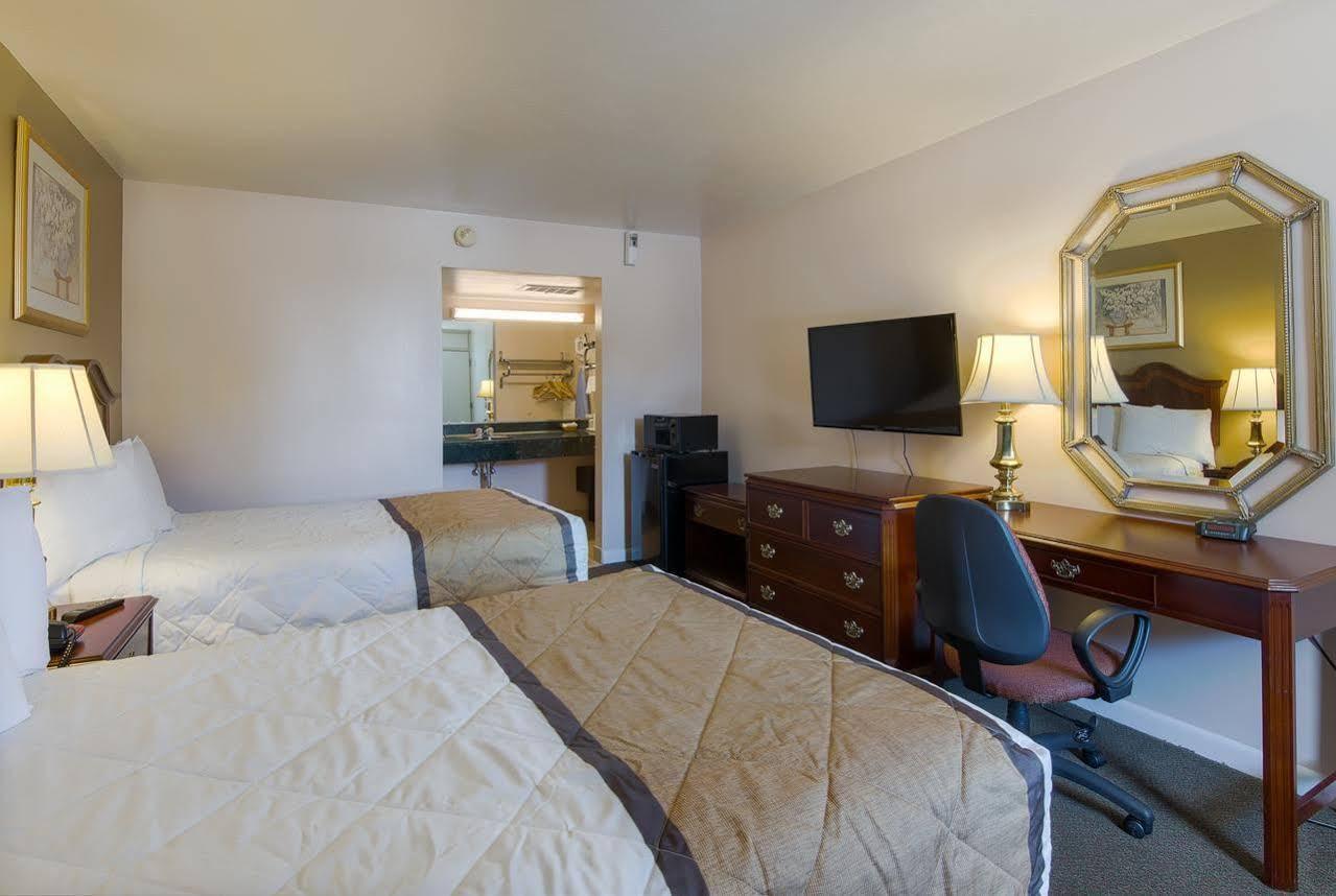Travelodge By Wyndham Lynchburg Eksteriør billede