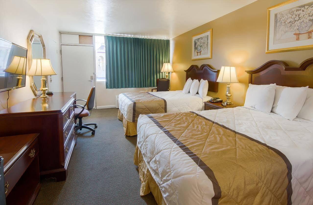 Travelodge By Wyndham Lynchburg Eksteriør billede