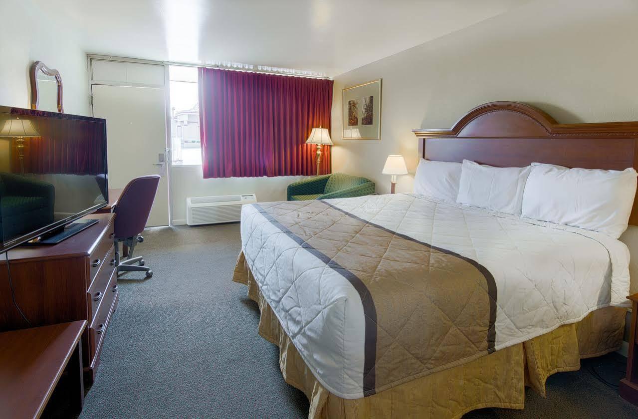 Travelodge By Wyndham Lynchburg Eksteriør billede