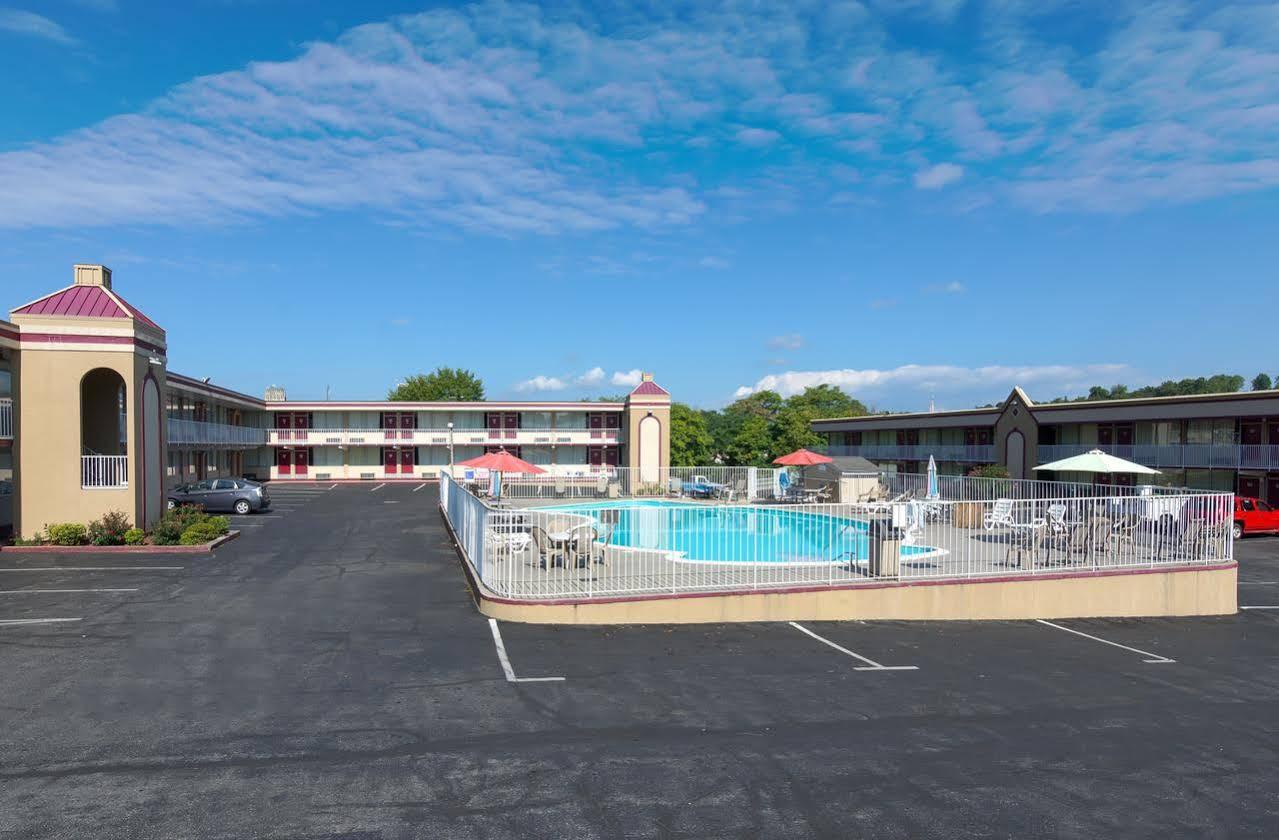 Travelodge By Wyndham Lynchburg Eksteriør billede