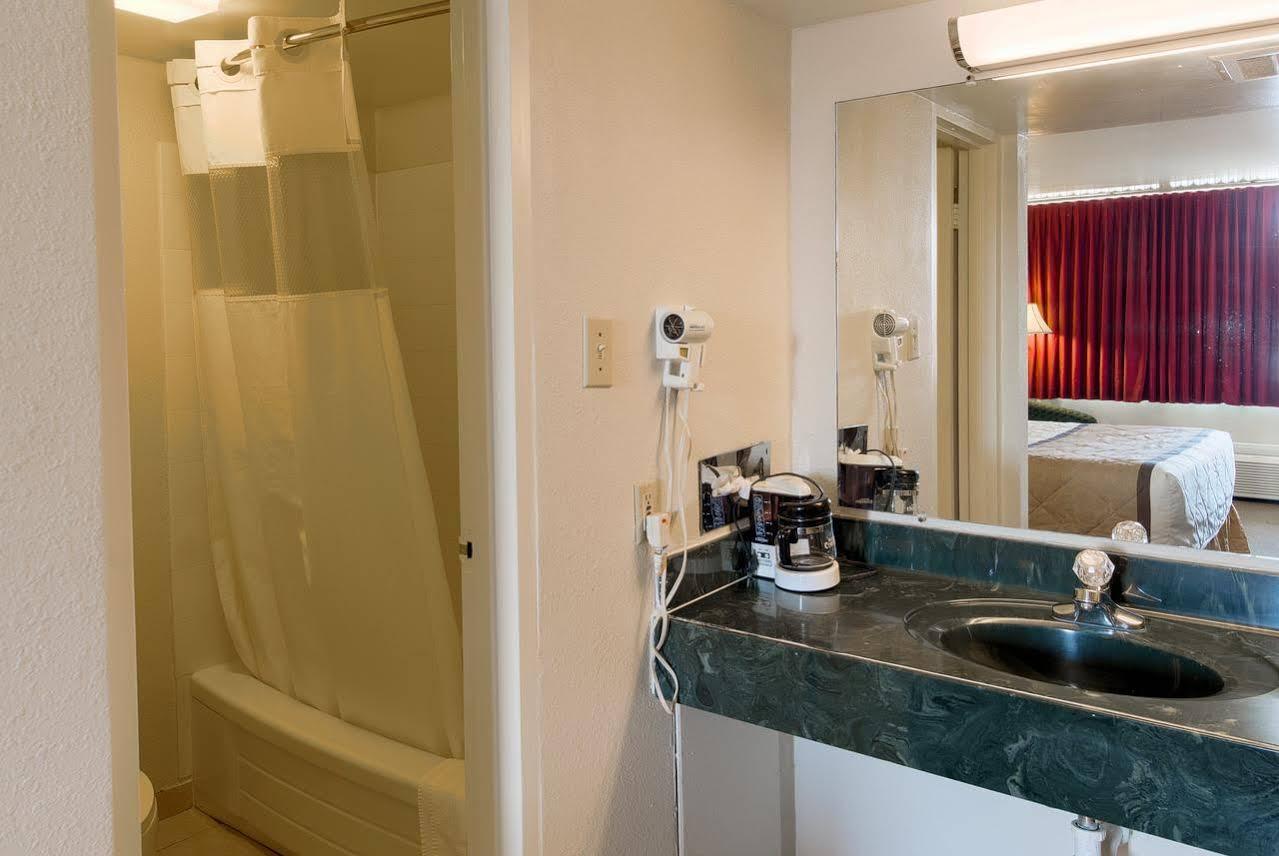 Travelodge By Wyndham Lynchburg Eksteriør billede